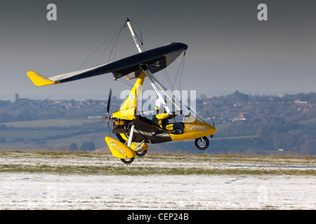 Un velivoli ultraleggeri a Compton Abbas airfield nel Dorset in Inghilterra nella neve Foto Stock