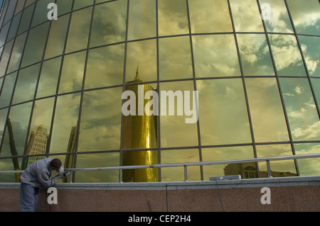 Il kazako lavoratore con la golden,casa conica del ministero edificio chiude il lato orientale di Nurzhol Boulevard di Astana capitale del Kazakistan Foto Stock