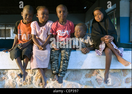 I bambini dopo la scuola nel villaggio di Bwejuu costa est di Zanzibar Tanzania Foto Stock