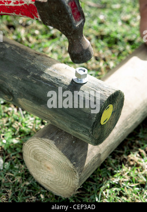 Molla molla oscillante è finalmente qui e possiamo nuovamente godere i nostri giardini le nostre famiglie perché non seguire questi semplici passi e Foto Stock