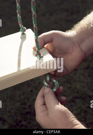 Molla molla oscillante è finalmente qui e possiamo nuovamente godere i nostri giardini le nostre famiglie perché non seguire questi semplici passi e Foto Stock