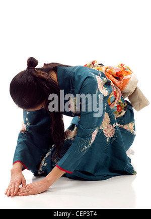 Kimono giapponese donna inchinandosi isolate su sfondo bianco Foto Stock