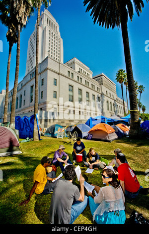 Un gruppo di occupare Wall Street manifestanti discutere questioni al di fuori di Los Angeles City Hall nel mese di ottobre, 2011 Foto Stock