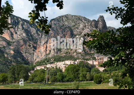 Piccolo villaggio tipico Moustiers Saint Marie in francese Haute Provence Foto Stock