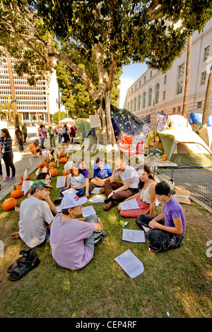 Un gruppo di occupare Wall Street manifestanti discutere questioni al di fuori di Los Angeles City Hall nel mese di ottobre, 2011 Foto Stock