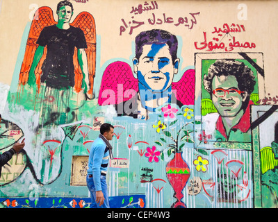 Murale dove gli Ultras vittime della porta detto massacro sono mostrati in Mohammed Mahmoud street, parete di AUC centro cittadino del Cairo in Egitto Foto Stock