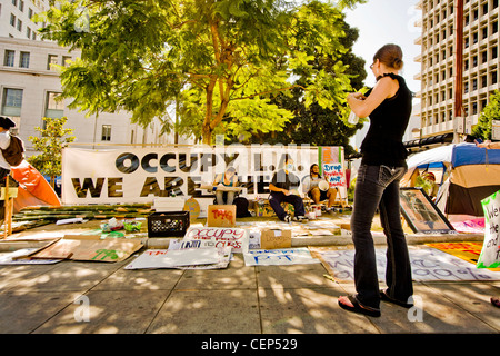 Un grande segno esprime la We-Are-IL-99% anti-capitalismo sentimenti di occupare Wall Street manifestanti a Los Angeles City Hall. Foto Stock