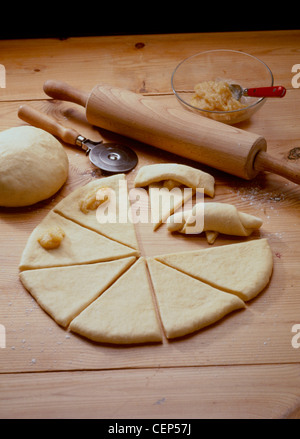 La cottura croissant un gustoso ripieno di mandorle, appena sfornato hanno odore e sapore meraviglioso passo 4, separare la pasta in due Foto Stock