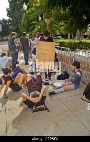 Gli studenti protestavano aumenti di lezioni presso la University of California di Los Angeles (UCLA) prendere un approccio piacevole alla protesta Foto Stock