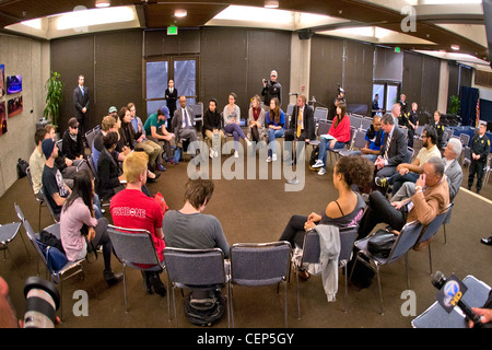 Fotografi e troupes televisive di coprire una protesta degli studenti su aumenti di lezioni presso la University of California di Los Angeles Foto Stock