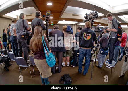 Fotografi e troupes televisive di coprire una protesta degli studenti su aumenti di lezioni presso la University of California di Los Angeles Foto Stock