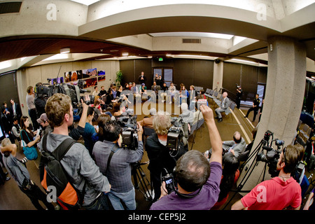 Fotografi e troupes televisive di coprire una protesta degli studenti su aumenti di lezioni presso la University of California di Los Angeles Foto Stock