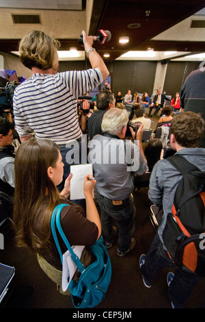 Fotografi e troupes televisive di coprire una protesta degli studenti su aumenti di lezioni presso la University of California di Los Angeles Foto Stock