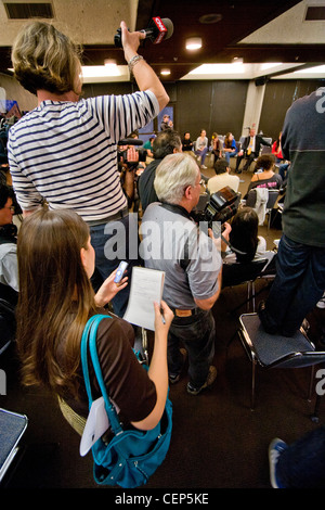 Fotografi e troupes televisive di coprire una protesta degli studenti su aumenti di lezioni presso la University of California di Los Angeles Foto Stock