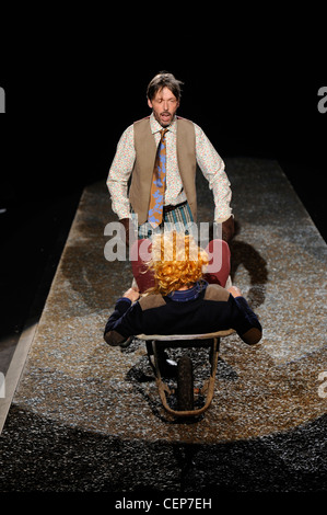 Vivienne Westwood Milano Menswear pronto a indossare in autunno e inverno maschio spingendo un altro uomo in una carriola Foto Stock