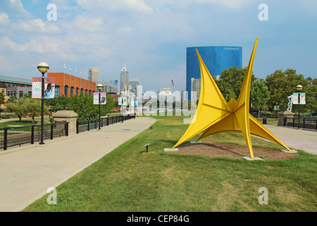 La scultura e la skyline del centro di Indianapolis, Indiana Foto Stock