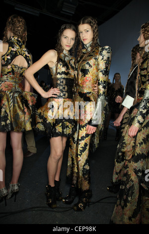 Alexander McQueen Backstage Paris pronto a indossare primavera estate Foto Stock