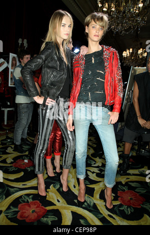 Balmain Backstage Paris pronto a indossare Primavera Estate 2011 Foto Stock