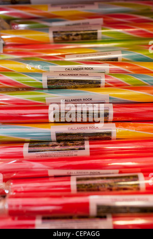 Una pila di roccia bastoni di candy un popolare dolce nelle zone turistiche. Si tratta di un vecchio trattare per bambini in vacanza Foto Stock