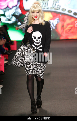 Betsey Johnson rosa raccolta Patch New York pronto a indossare Autunno Inverno 2011 2012 Foto Stock