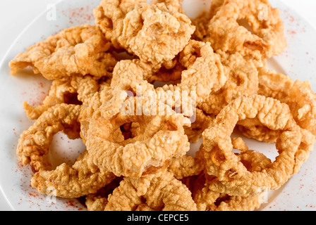 Anelli di cipolla fritta da birra impasto su sfondo bianco Foto Stock