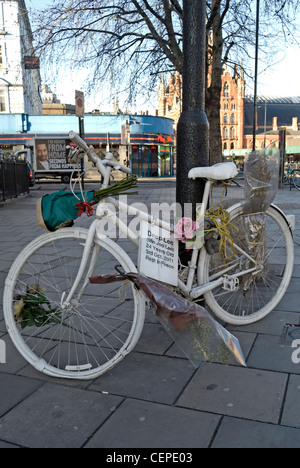 Ghost bike, collocate per contrassegnare il punto in cui un ciclista è stato ucciso in un incidente stradale, kings cross a Londra, Inghilterra Foto Stock