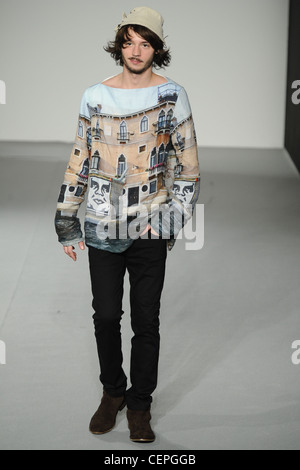 Agnes BParis pronto a indossare abbigliamento uomo SpringSummer 2012 Foto Stock