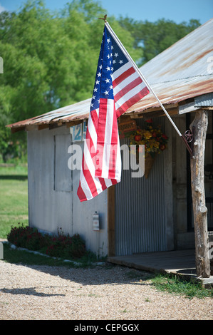 La mamma e ci pop negozio di alimentari con un grande noi bandiera, Texas orientale, US Foto Stock