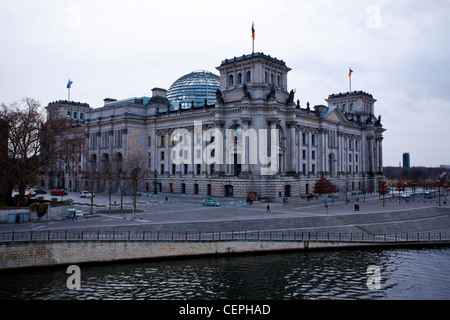 Il Bundestag. Il Parlamento tedesco e il palazzo del governo di Berlino. Foto Stock