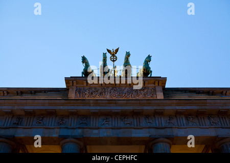 Dettaglio della quadriga carro sulla sommità della porta di Brandeburgo. Foto Stock