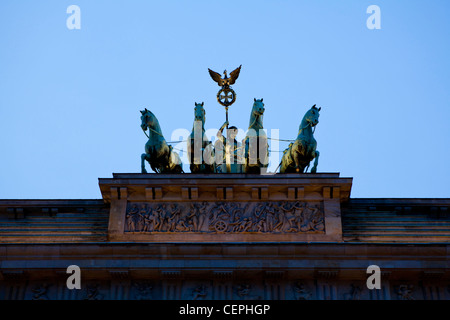 Dettaglio della quadriga carro sulla sommità della porta di Brandeburgo. Foto Stock