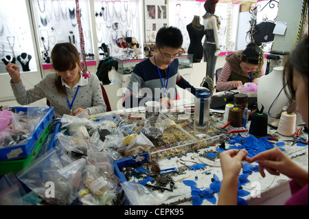 I dipendenti di design di moda bigiotteria in Zhejiang Neoglory Gioielli Co., Ltd. in Yiwu, Zhejiang, Cina. 07-Nov-2011 Foto Stock