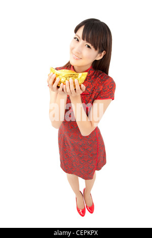 Donna cinese cheongsam usura e azienda di lingotto d'oro Foto Stock