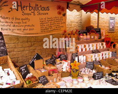 Prodotto di bellezza in stallo il Mercato degli Agricoltori in Stroud, Gloucestershire, Regno Unito Foto Stock