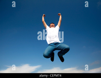 L'uomo salto nel cielo blu Foto Stock