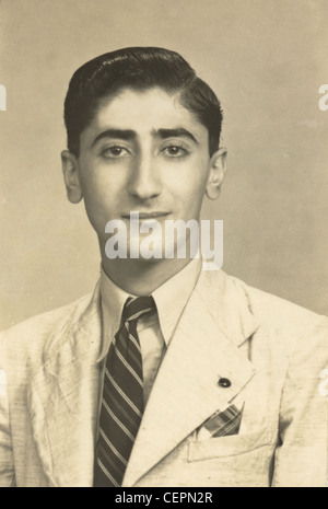 Archivio fotografico: stile passaporto foto di un uomo nel suo ventenne (1945) Foto Stock