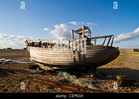 Vecchio e abbandonato la pesca in barca sulla spiaggia di Dungeness nel Kent Foto Stock