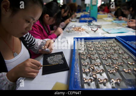 I dipendenti fanno moda e gioielli nel Zhejiang Neoglory Gioielli Co., Ltd. in Yiwu, Zhejiang, Cina. 07-Nov-2011 Foto Stock