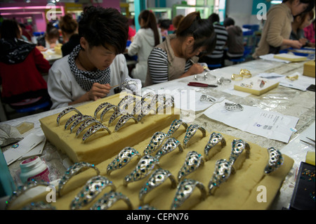 I dipendenti fanno moda e gioielli nel Zhejiang Neoglory Gioielli Co., Ltd. in Yiwu, Zhejiang, Cina. 07-Nov-2011 Foto Stock