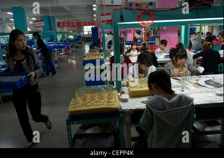 I dipendenti fanno moda e gioielli nel Zhejiang Neoglory Gioielli Co., Ltd. in Yiwu, Zhejiang, Cina. 07-Nov-2011 Foto Stock