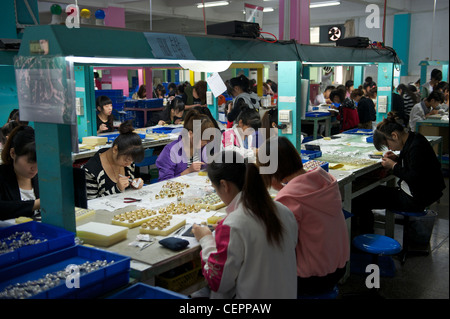 I dipendenti fanno moda e gioielli nel Zhejiang Neoglory Gioielli Co., Ltd. in Yiwu, Zhejiang, Cina. 07-Nov-2011 Foto Stock