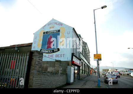 Una politica del secondo battaglione murale sul lato di una casa in Shankill Parade. Foto Stock