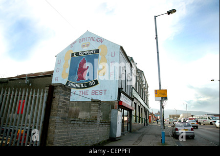 Una politica del secondo battaglione murale sul lato di una casa in Shankill Parade. Foto Stock