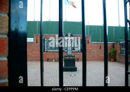 Una vista attraverso la recinzione per i martiri di Clonard memorial garden a Belfast. Foto Stock