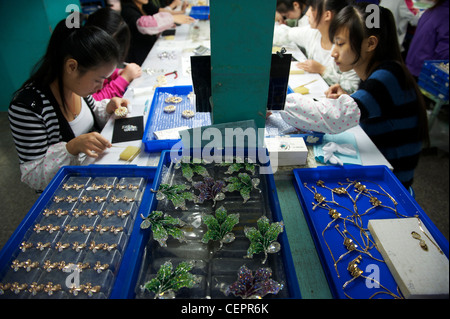 I dipendenti fanno moda e gioielli nel Zhejiang Neoglory Gioielli Co., Ltd. in Yiwu, Zhejiang, Cina. 07-Nov-2011 Foto Stock