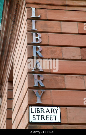 Cerca fino al cartello Library Sign sulla strada della libreria a Belfast. Foto Stock