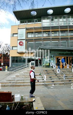 Un giocoliere al di fuori della Unione degli studenti del Queens University di Belfast. Foto Stock