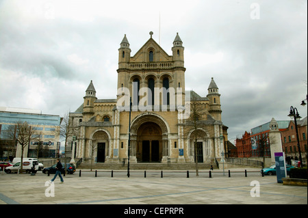 Vista esterna della parte anteriore della cattedrale di Belfast. Foto Stock