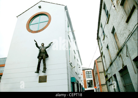 Una statua omaggio a James Larkin sul lato di un edificio per le strade di Dublino. Foto Stock