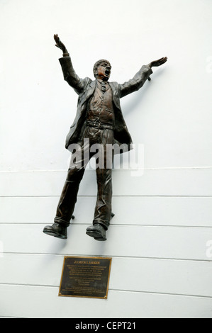 Una statua omaggio a James Larkin sul lato di un edificio per le strade di Dublino. Foto Stock